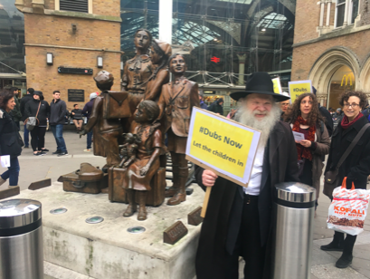 Rabbi Gluck, whose mother came over on the Kindertransport, campaigning for unaccompanied child refugees next to the statue commemorating the Kindertransport at Liverpool Street station. Interviewed for Child Migrants Welcome?